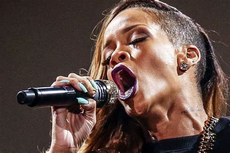 What mic does Rihanna use?