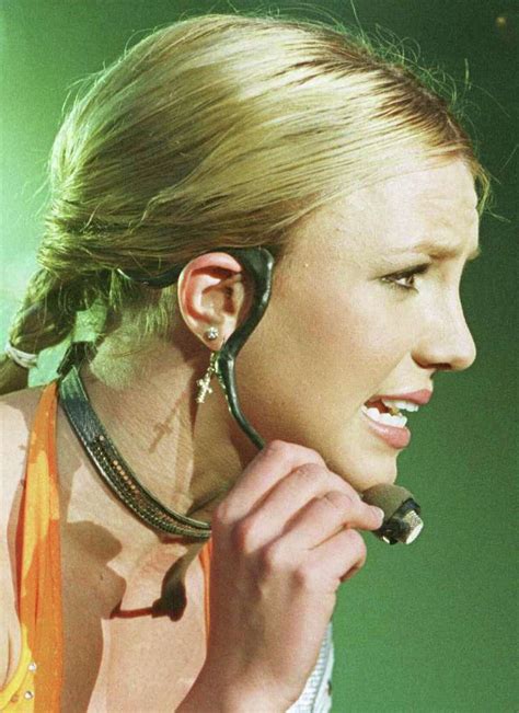 What microphone does Britney Spears use?