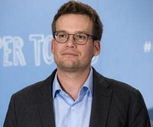 What nationality is John Green?