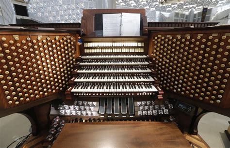 What organ has 17000 pipes?