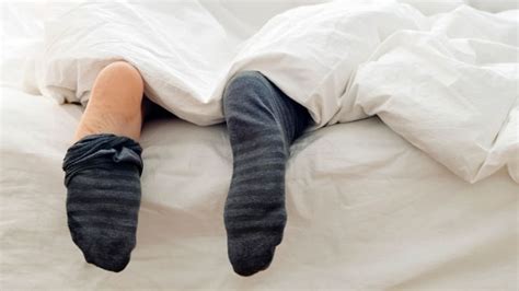 What percent of people sleep with socks on?