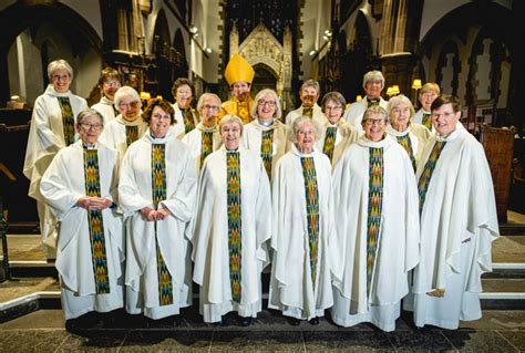What percentage of Episcopal priests are female?