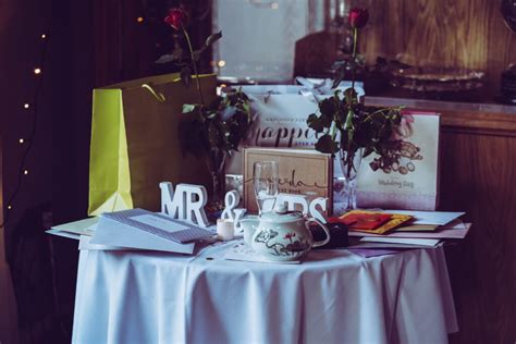 What percentage of wedding guests don't give gifts?