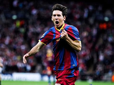 What position did Messi play 2005?