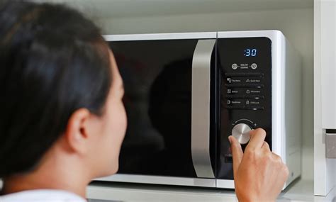 What prevents microwaves from leaking out?