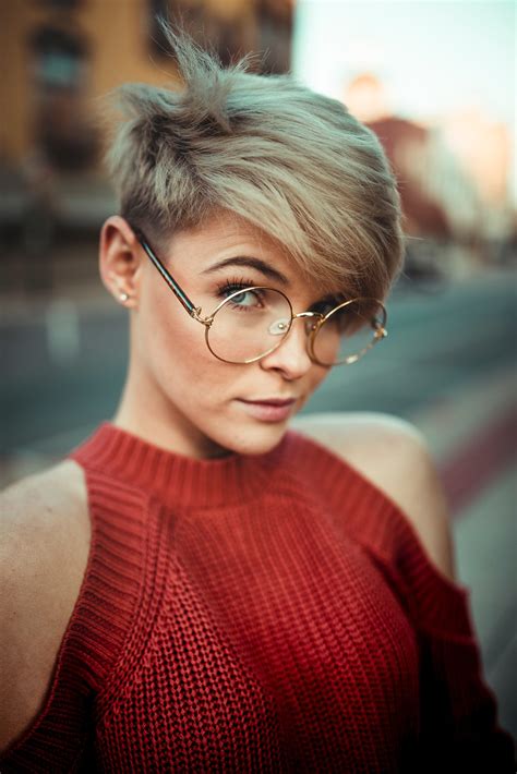 What short hair says about a woman?