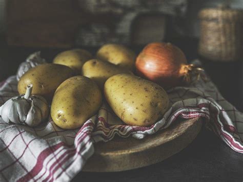 What should potatoes not be stored with?