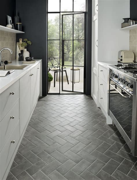 What size floor tiles make a kitchen look bigger?