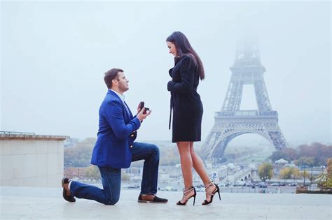 What time of year do men usually propose?