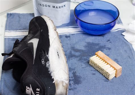 What to avoid when cleaning shoes?