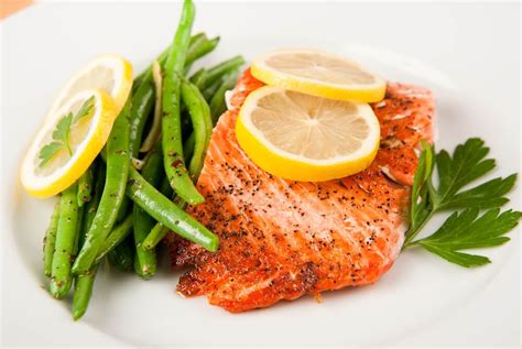 What to eat with salmon?