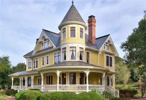 What type of roof did Victorian houses have?
