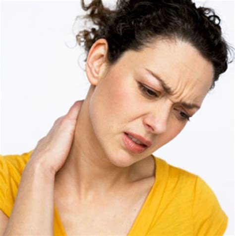 What vitamin deficiency causes stiff neck?