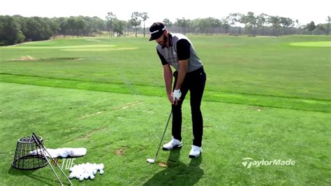 What wedge does Dustin Johnson use?