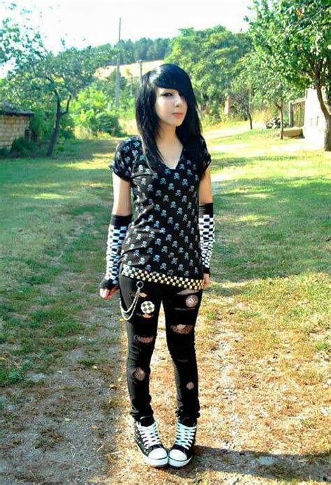 What would a emo girl wear?