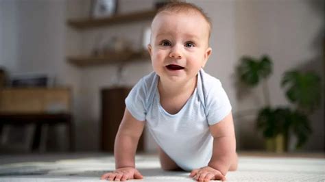 When should babies push up on hands?