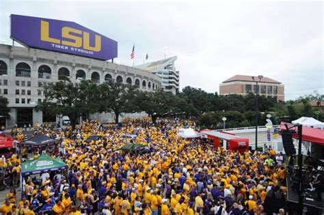 Where is LSU tailgating?