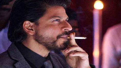 Which actors smoke real cigarettes on set?