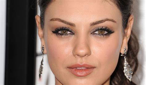 Which celebrities have almond eyes?