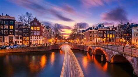 Which city is similar to Amsterdam?