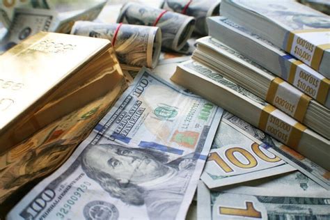 Which is better cash or gold?