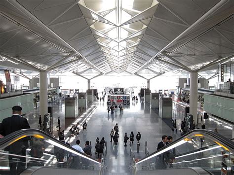 Which is the cleanest airport in country?