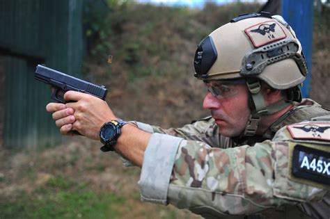 Which militaries use Glock?