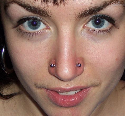 Which side piercing is straight nose?