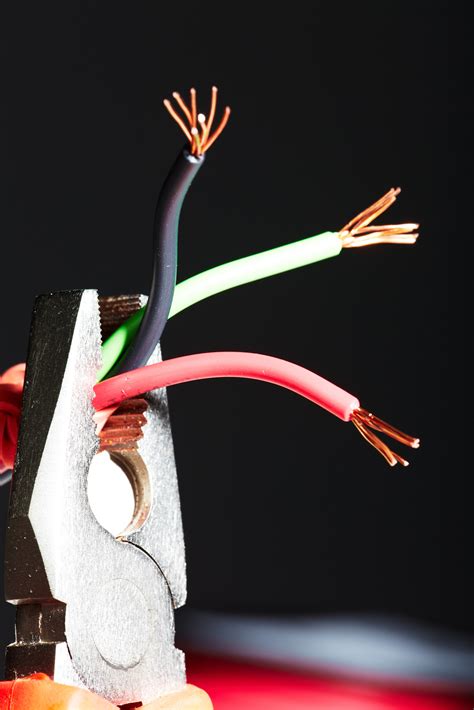 Which wires have black and red?