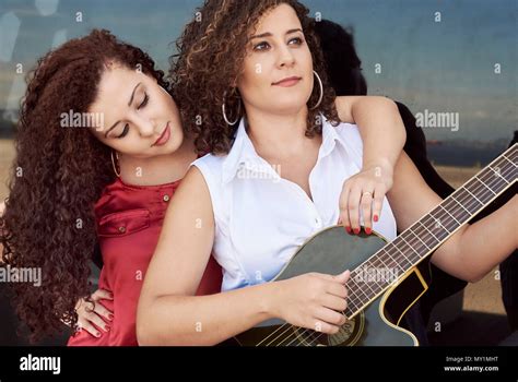 Who are the twin Brazilian singers?