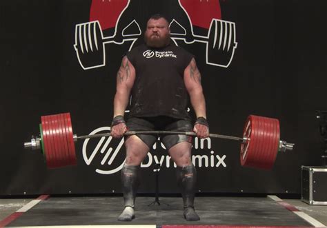 Who deadlifted 500 kg?