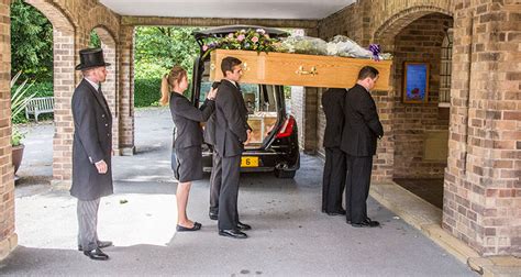 Who decides who carries the coffin?