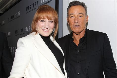 Who does Bruce Springsteen date?