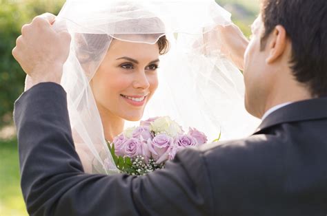 Who lifts brides veil?