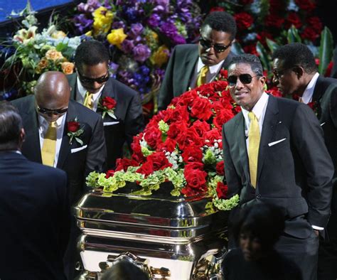 Who sang smile at Michael Jackson's funeral?