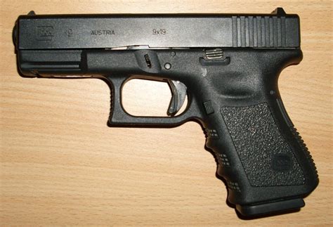 Who uses the Glock 18?