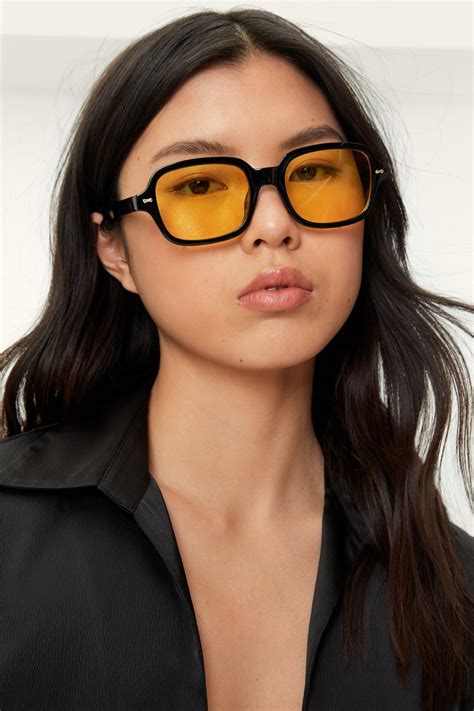 Who uses yellow glasses?