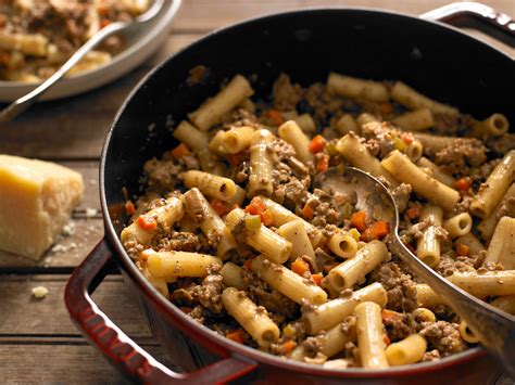 Why add white wine to bolognese?