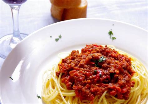 Why add wine to bolognese?