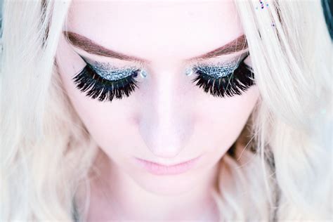 Why are fake eyelashes trending?