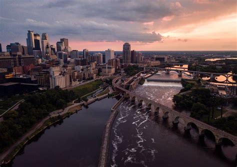 Why are the Twin Cities two different cities?