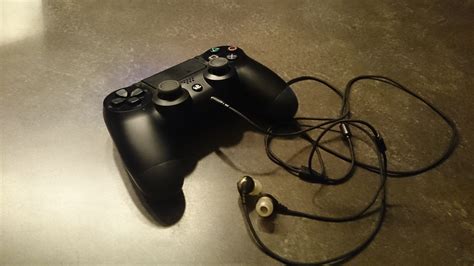 Why cant I hear when I plug my headset into my PS4 controller?