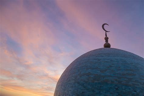 Why crescent moon Islam?