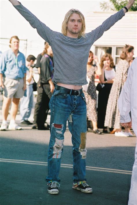 Why did Kurt Cobain wear baggy clothes?
