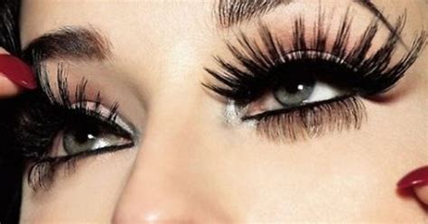 Why did girls start wearing fake eyelashes?