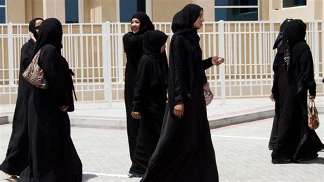 Why do Arabs wear black?