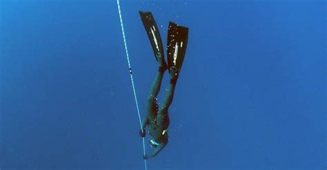 Why do freedivers start sinking?