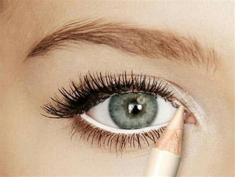 Why do people use white eyeliner?