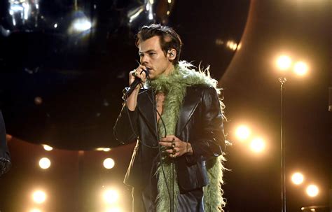 Why does Harry Styles wear an earpiece?