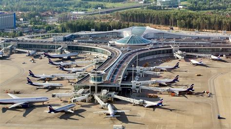 Why does Moscow have 5 airports?